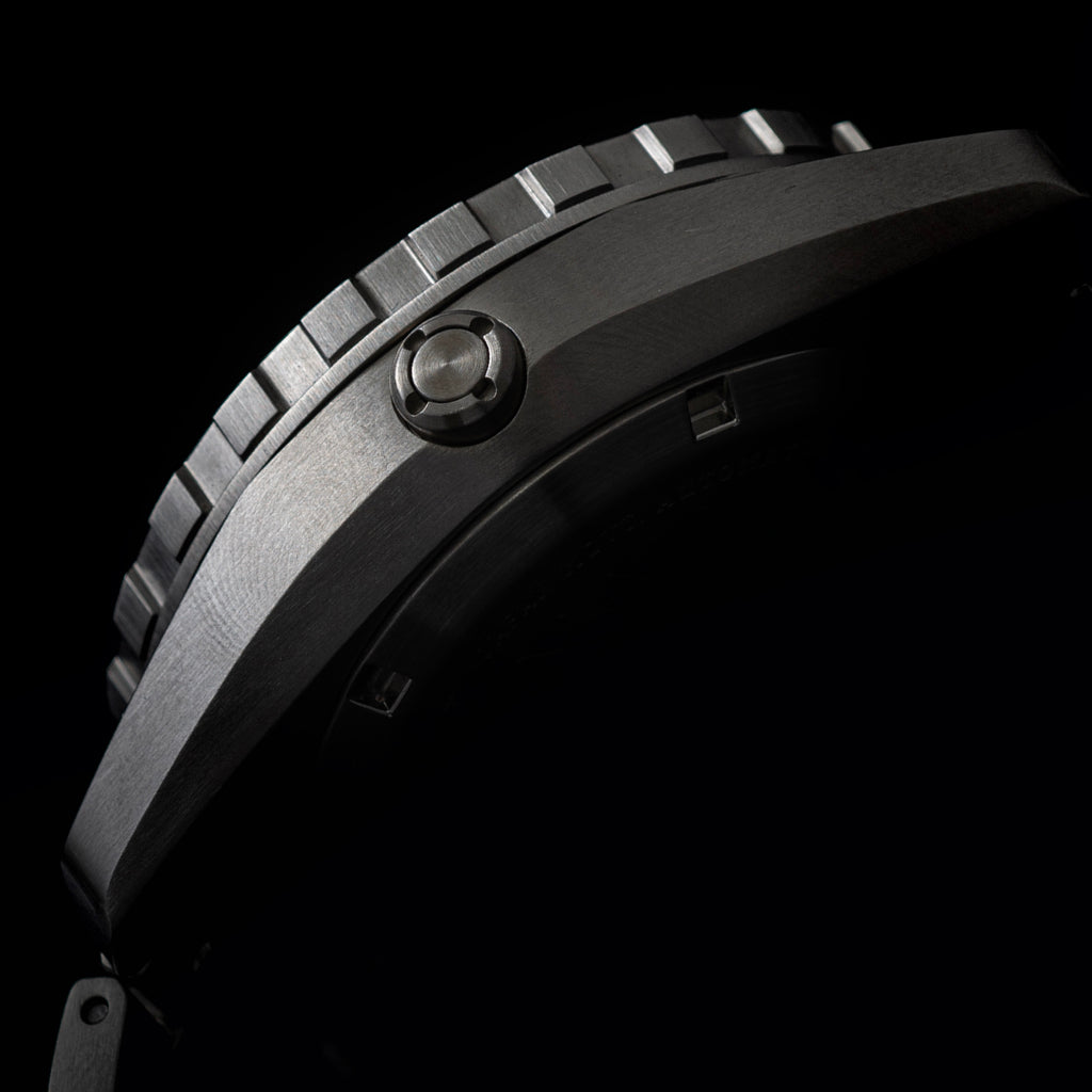 Dango: DV-02 - AUTOMATIC DIVE WATCH WITH METAL BRACELET